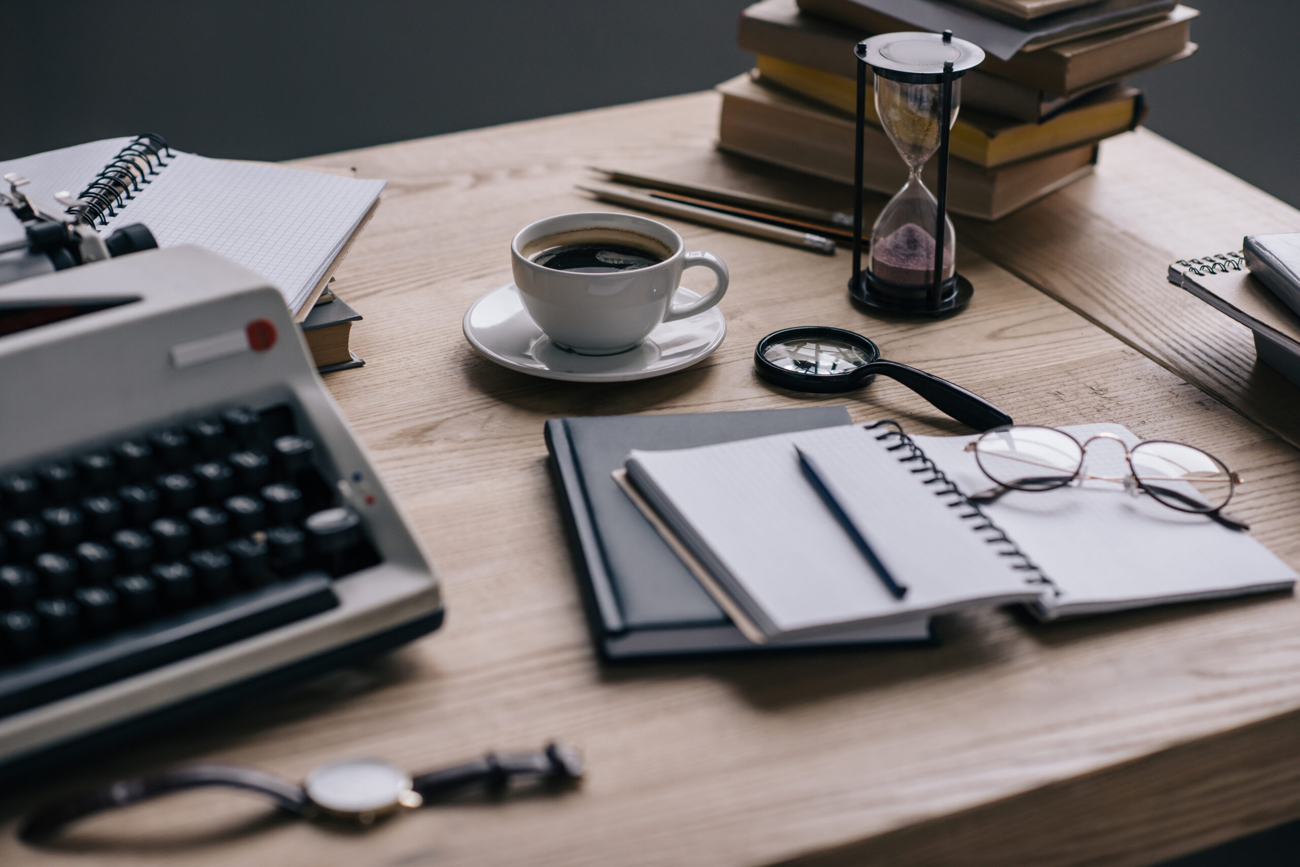 Munkáltató és munkavállaló versenytilalmi megállapodásról tárgyal modern irodai környezetben.