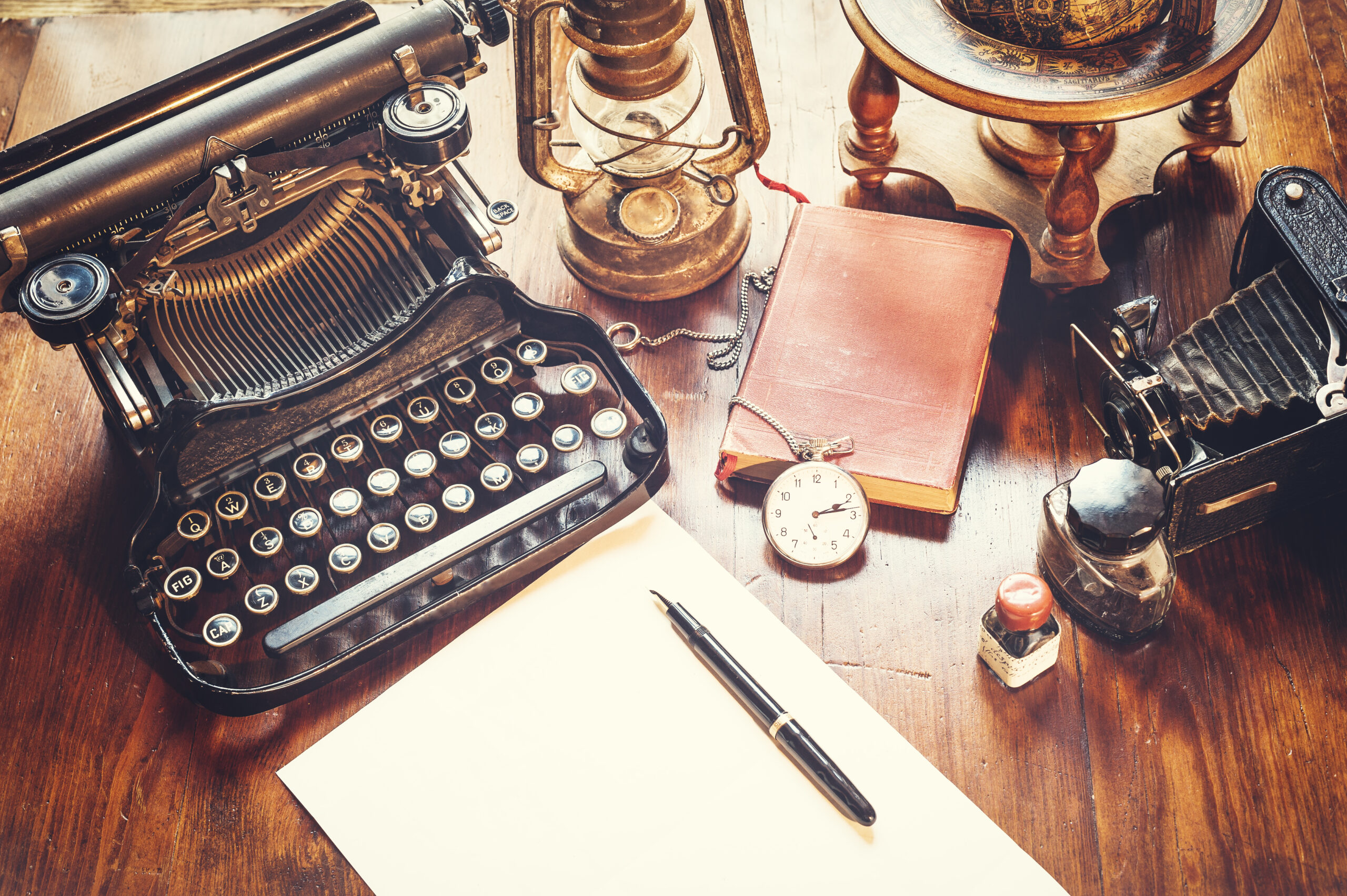 Digitális tartalmak szerzői joga – vintage írógép és kreatív eszközök, amelyek az alkotói munkát jelképezik.