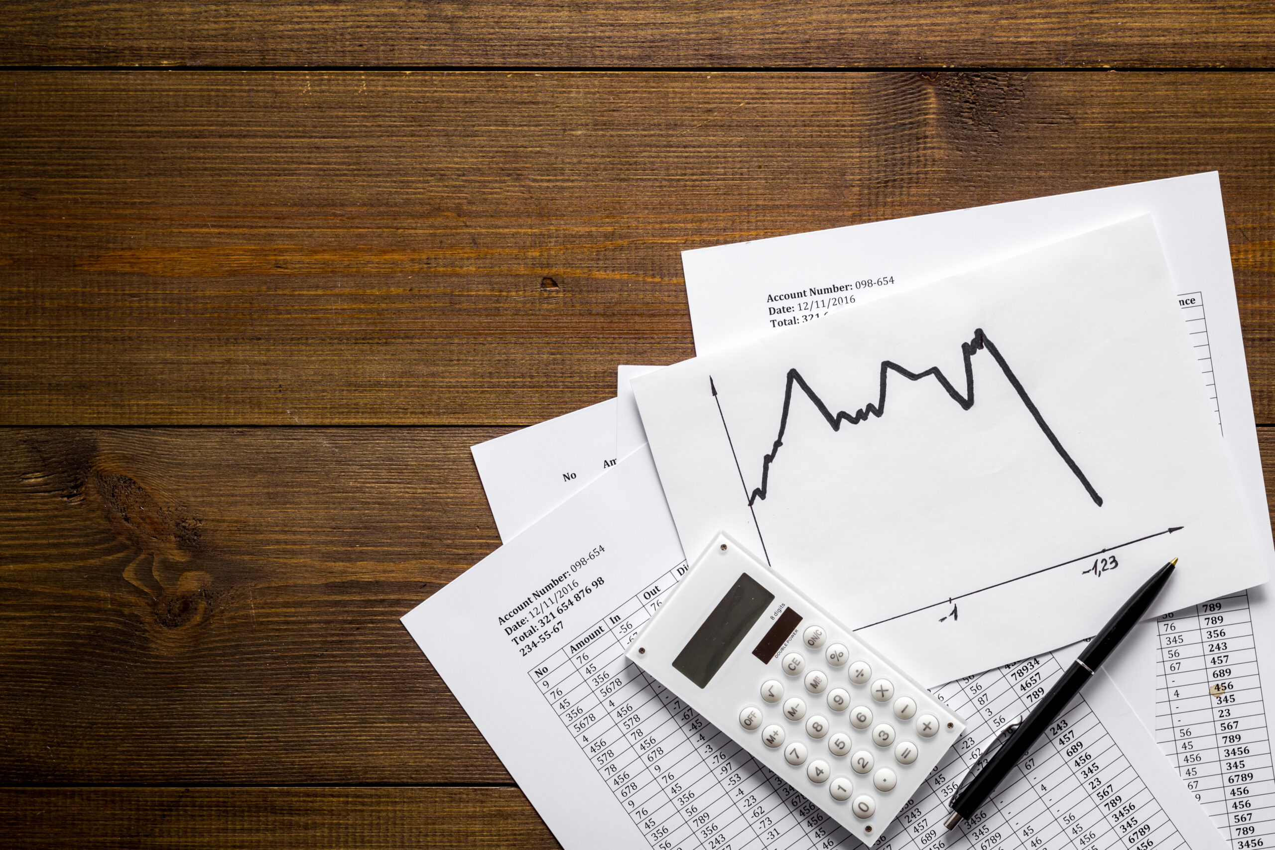 Felszámolási eljárás pénzügyi válsághelyzetben – grafikon és üzleti dokumentumok